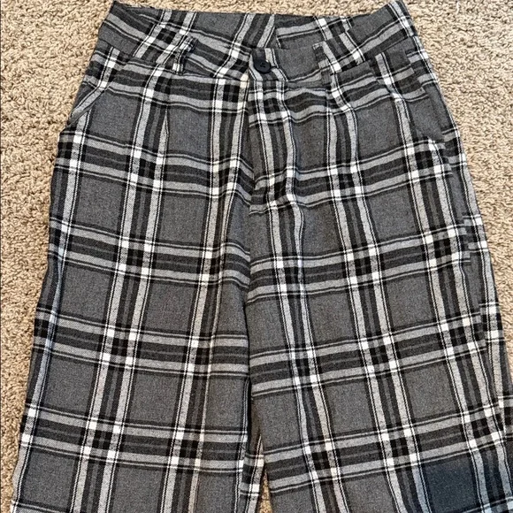 ROMWE Black and White Plaid Pants - Picture 2 of 6